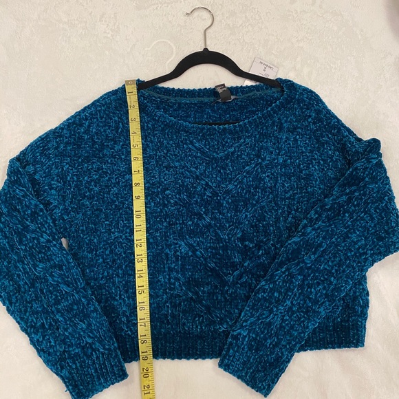 Forever 21 ⭐️2/$25⭐️ cropped sweater -teal - Picture 2 of 6